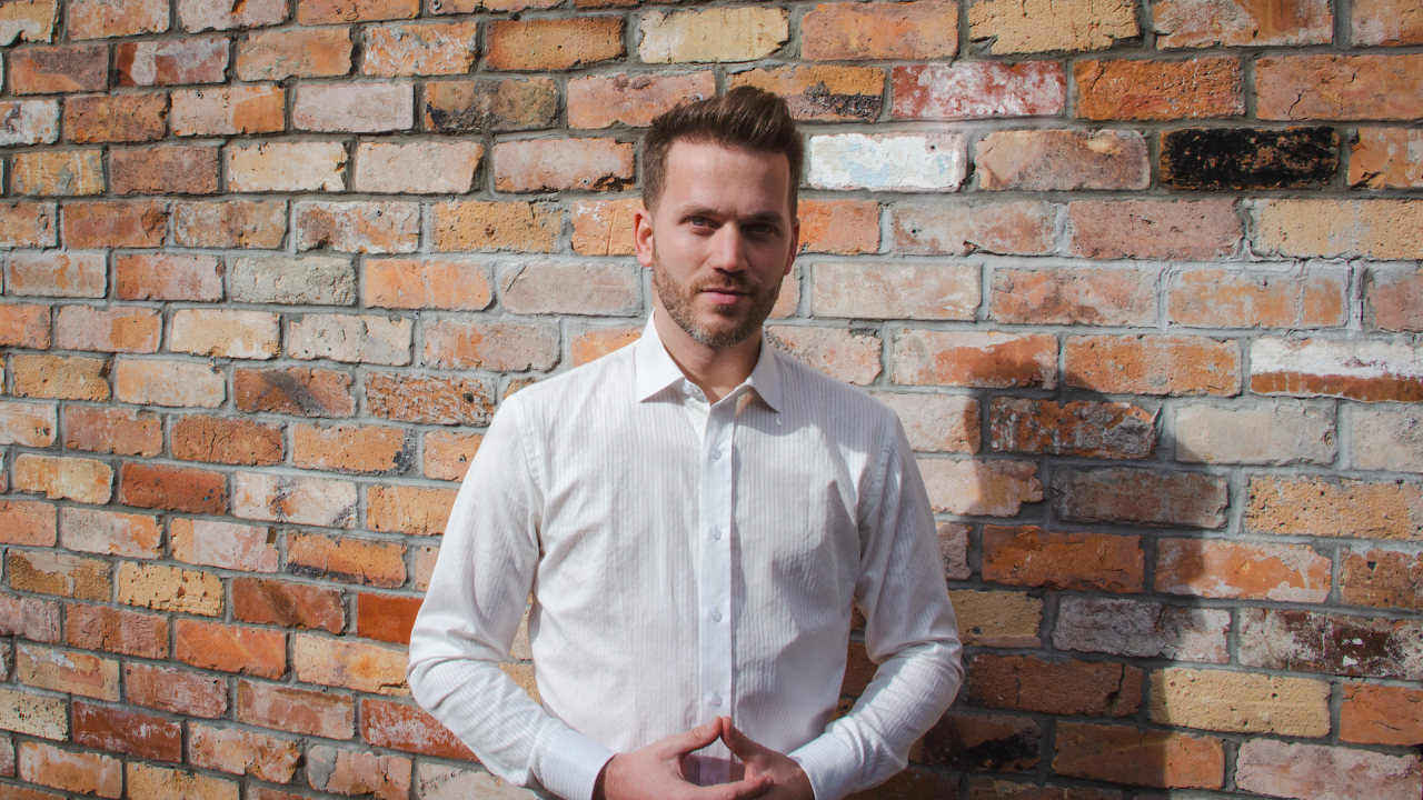 Crossover: Plătim $200.000 - $400.000/an pentru manageri IT care lucrează remote