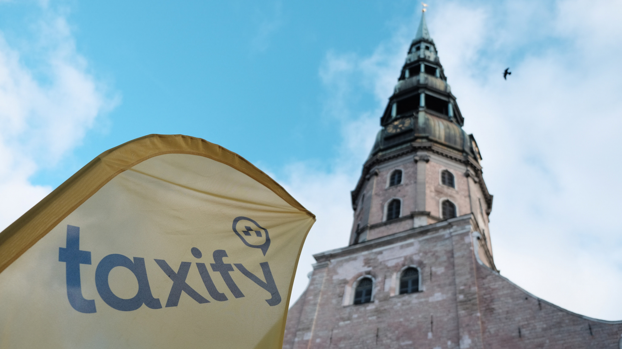 Teatrul absurdului: Taxify reduce tariful la 65 de bani pe kilometru