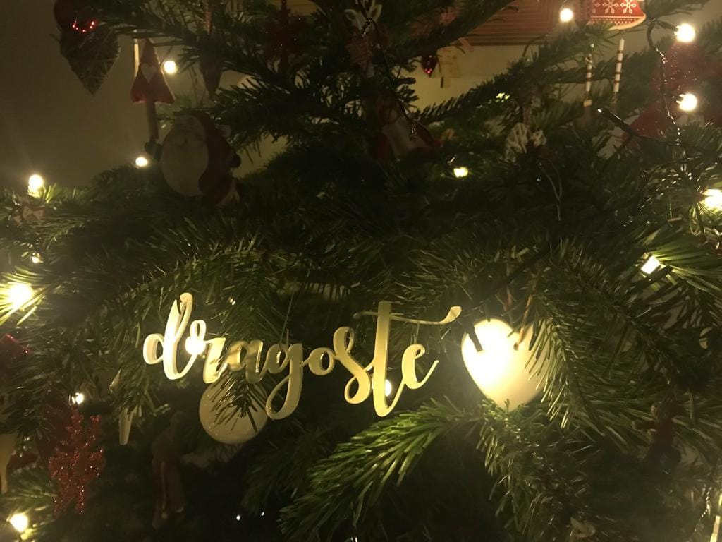 Vorbe-n Pom: mica afacere care aduce bucurie prin cuvinte în bradul de Crăciun