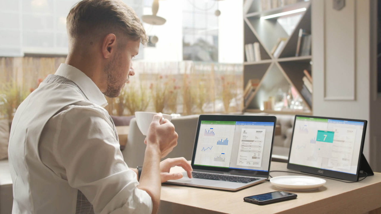 AOC 16T2 e un monitor portabil cu touchscreen