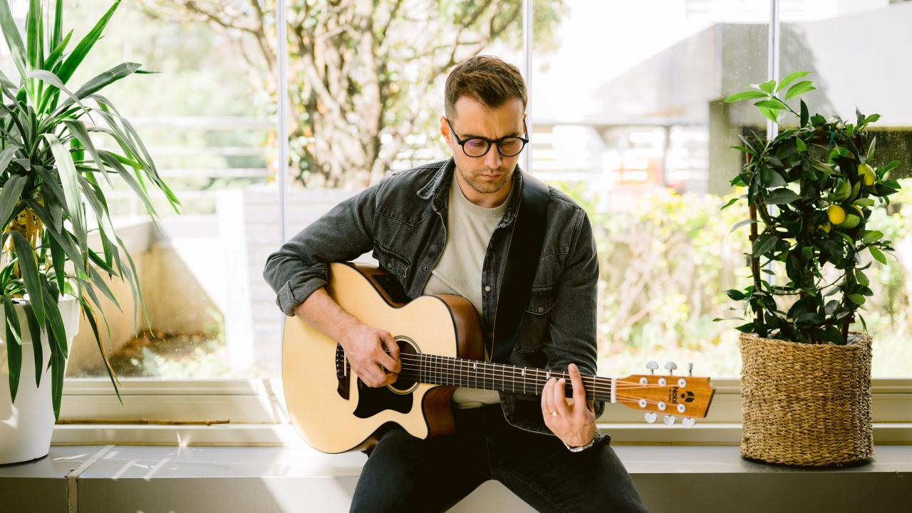 Prima chitară smart românească lansată de un antreprenor local și fabrica Hora