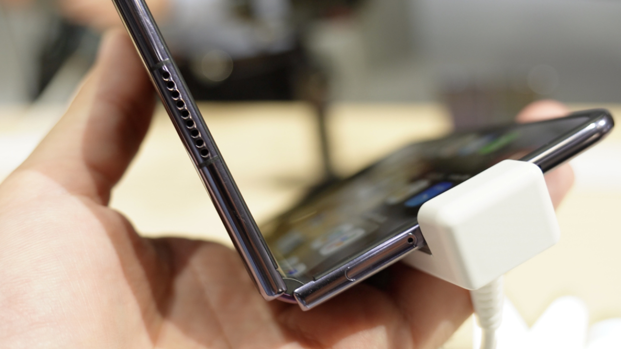 HANDS ON: Honor Magic V2, cel mai subțire telefon pliabil și V Purse, telefonul poșetă