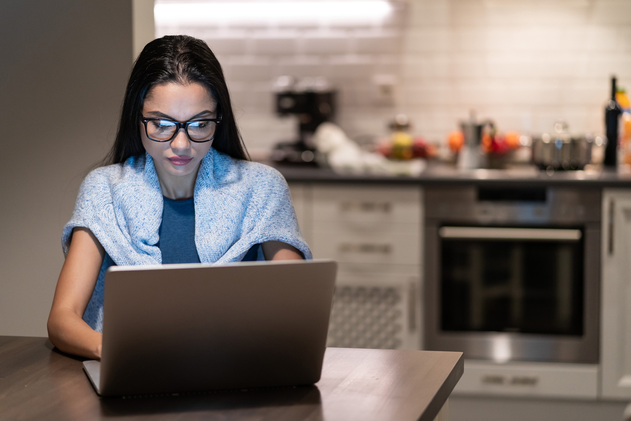 4 milioane de români lucrează în weekend. Care sunt condițiile legale