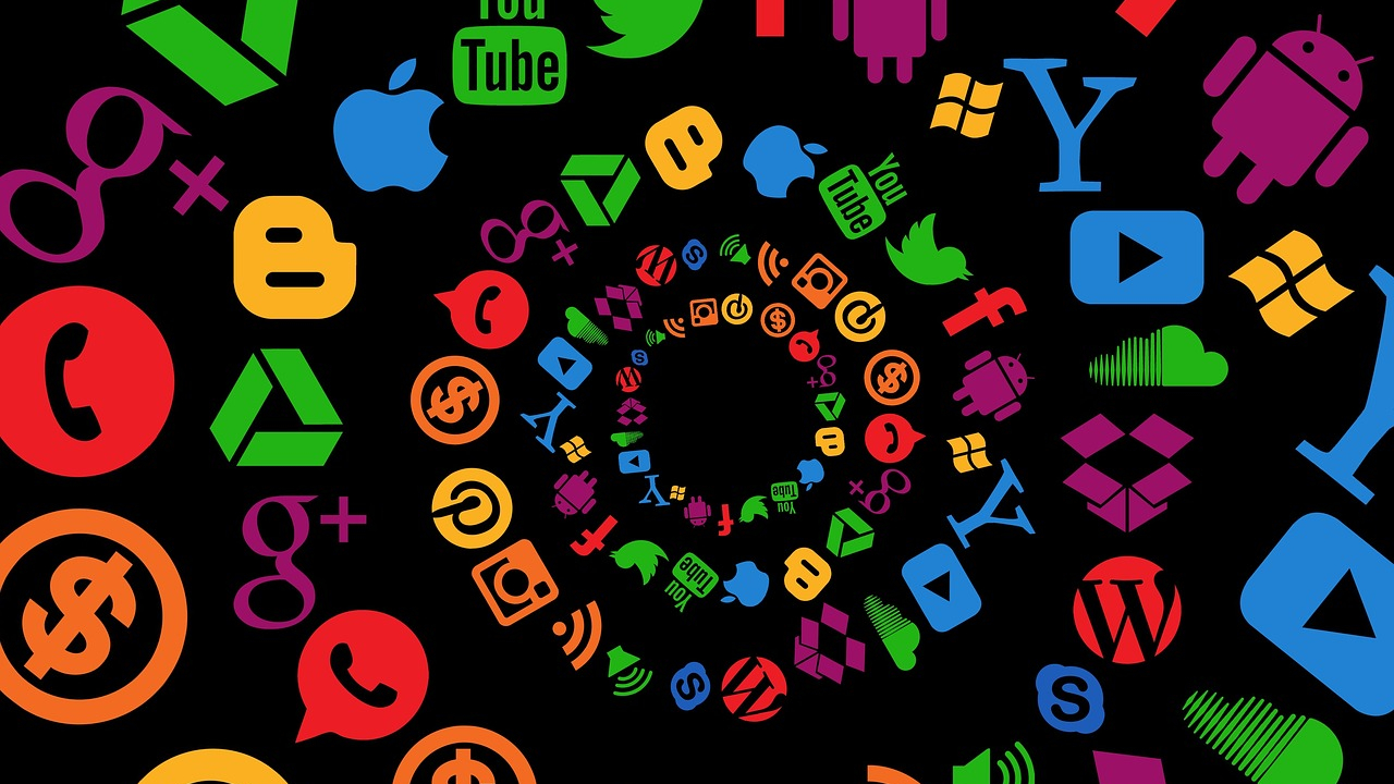 Ce știu Google și Facebook despre tine. Cum poți să ștergi datele?