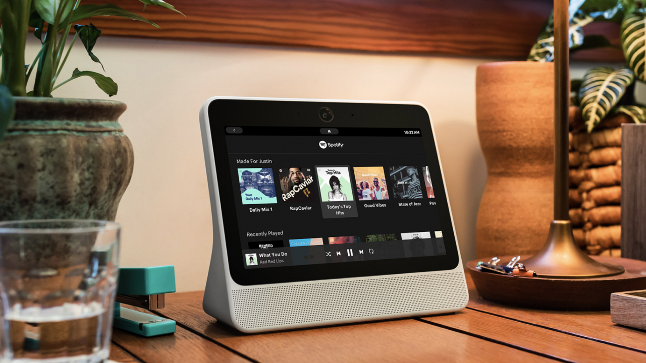 Portal de la Facebook - boxa inteligentă care-ți aduce rețeaua-n casă