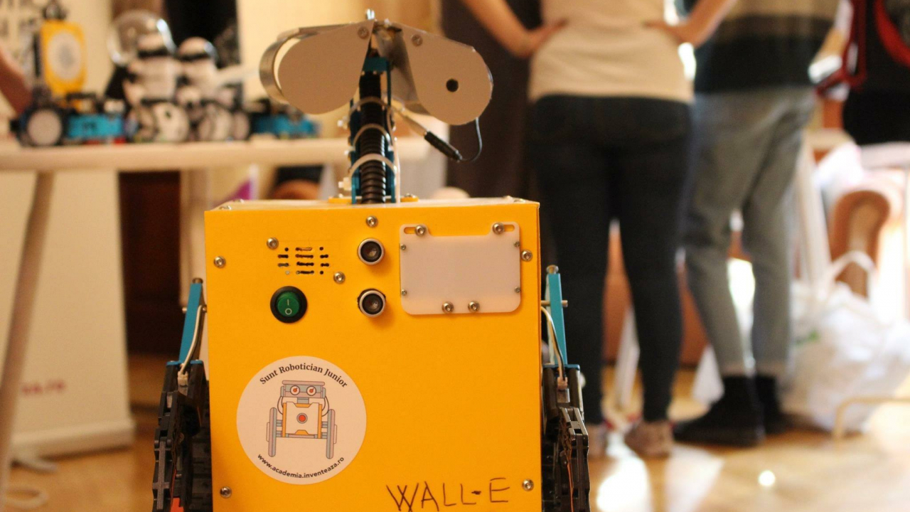 Trimite-ți copilul la robotică - 10 burse pentru elevi de 10