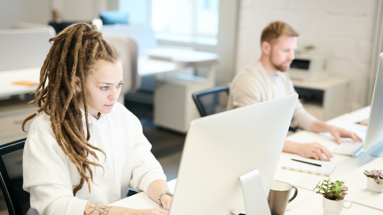 Jumătate din angajații români cred că economia trebuie repornită cu orice risc