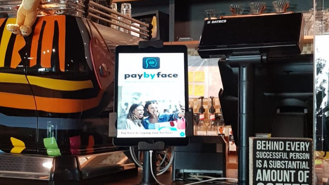 Startup-ul românesc PayByFace permite „plata cu selfie” cu cardurile Up România