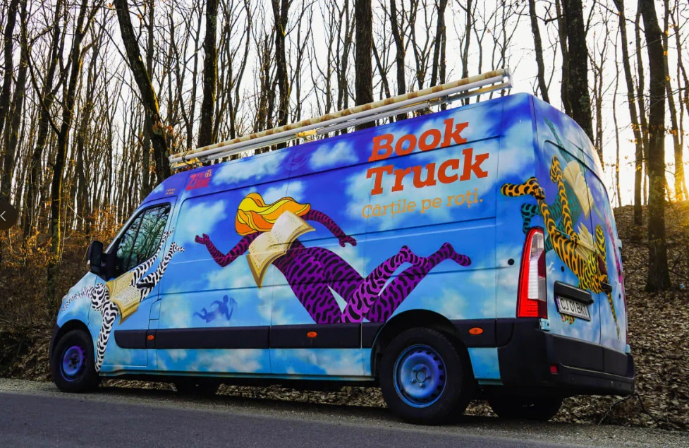 Book Truck: o nouă bibliotecă mobilă duce cărțile la copiii de la sat