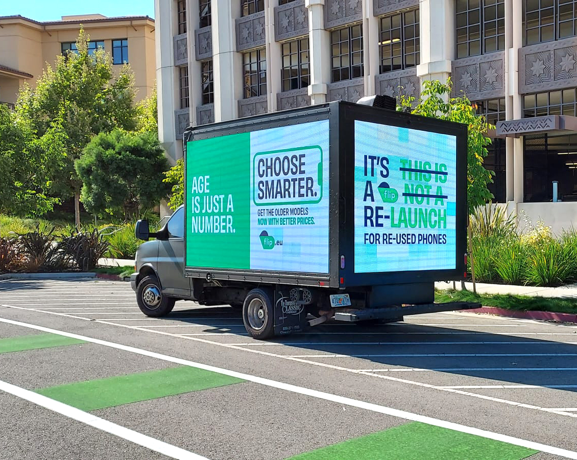 Flip.ro a vândut până acum 170.000 de telefoane și trollează Apple la Cupertino