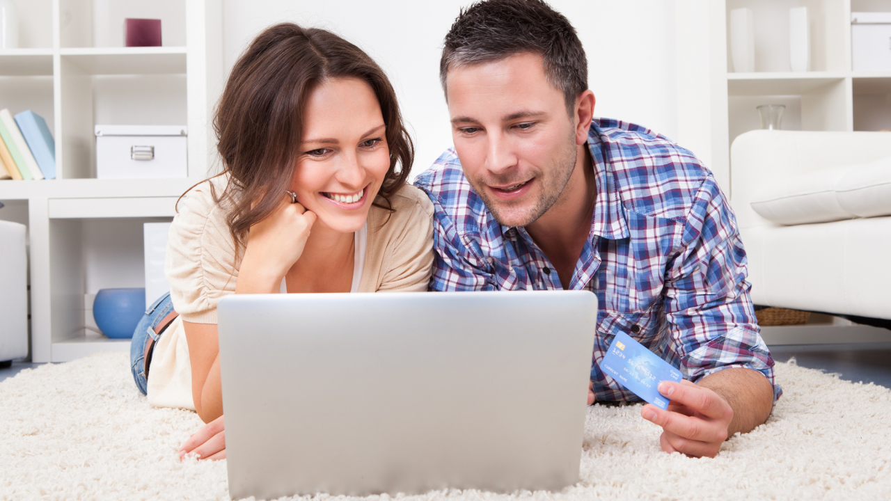 Cum economisesc bărbații și femeile și câți apelează la împrumuturi