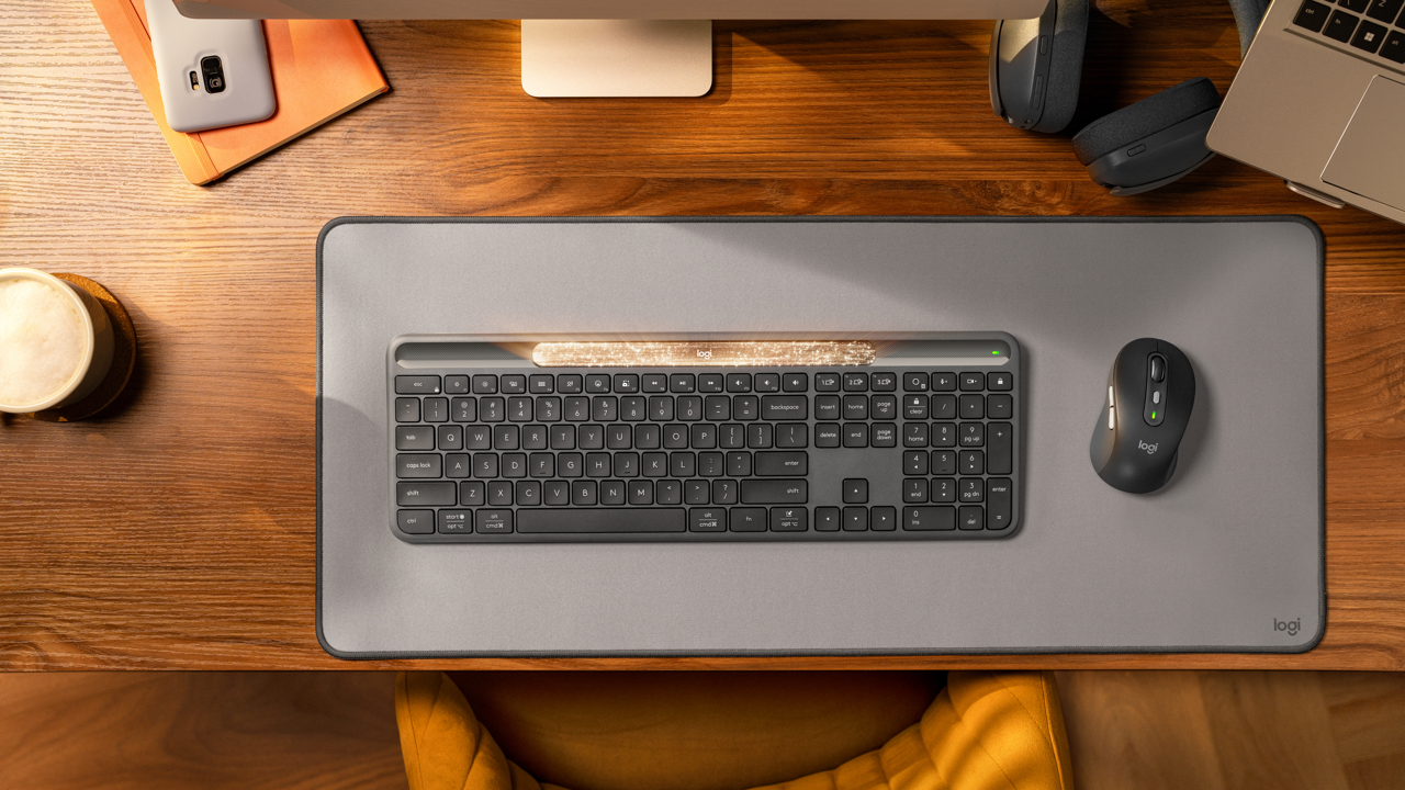 Logitech lansează tastatura care se încarcă de la bec și poate funcționa 4 luni pe întuneric