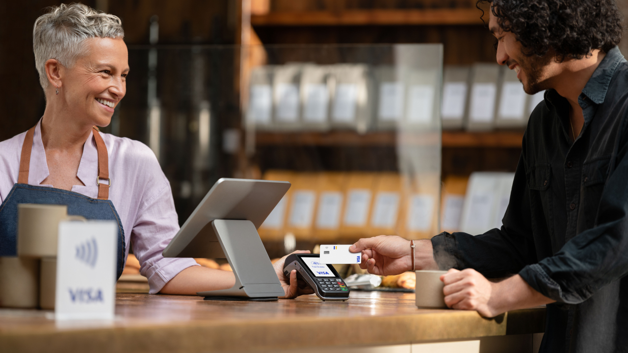 Românii, convinși să-și plătească cumpărăturile cu cardul. Când mai plătesc cash