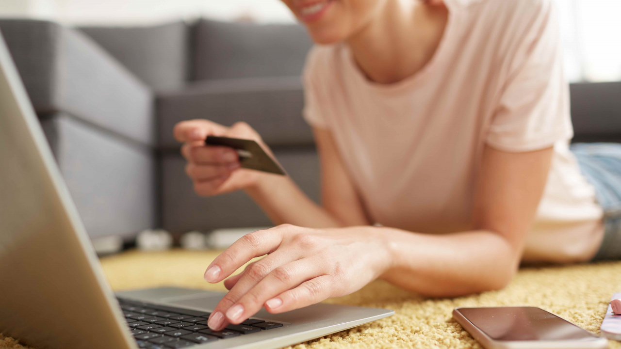 Studiu comerț online: halatul de baie, campionul acestei perioade de Covid-19