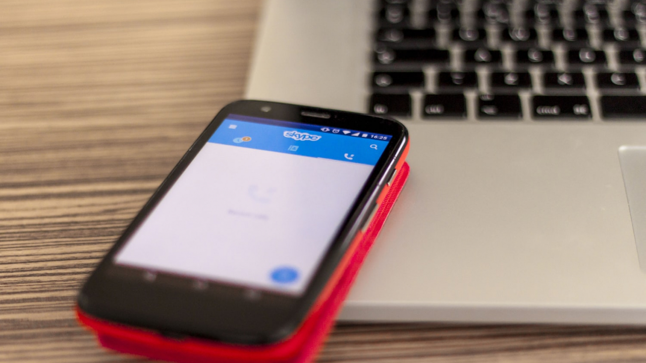 eMAG Black Friday: telefoane ieftine&bune ca să vorbești cu familia de sărbători