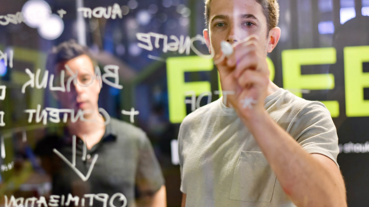 Agenția de marketing care implică studenții SNSPA în campanii pentru clienți