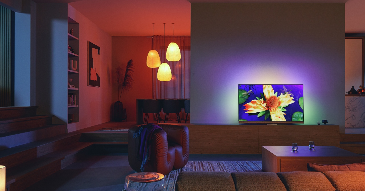 Philips lansează noile TV-uri Ambilight OLED+, soundbar-uri Fidelio și căști cu conducție osoasă