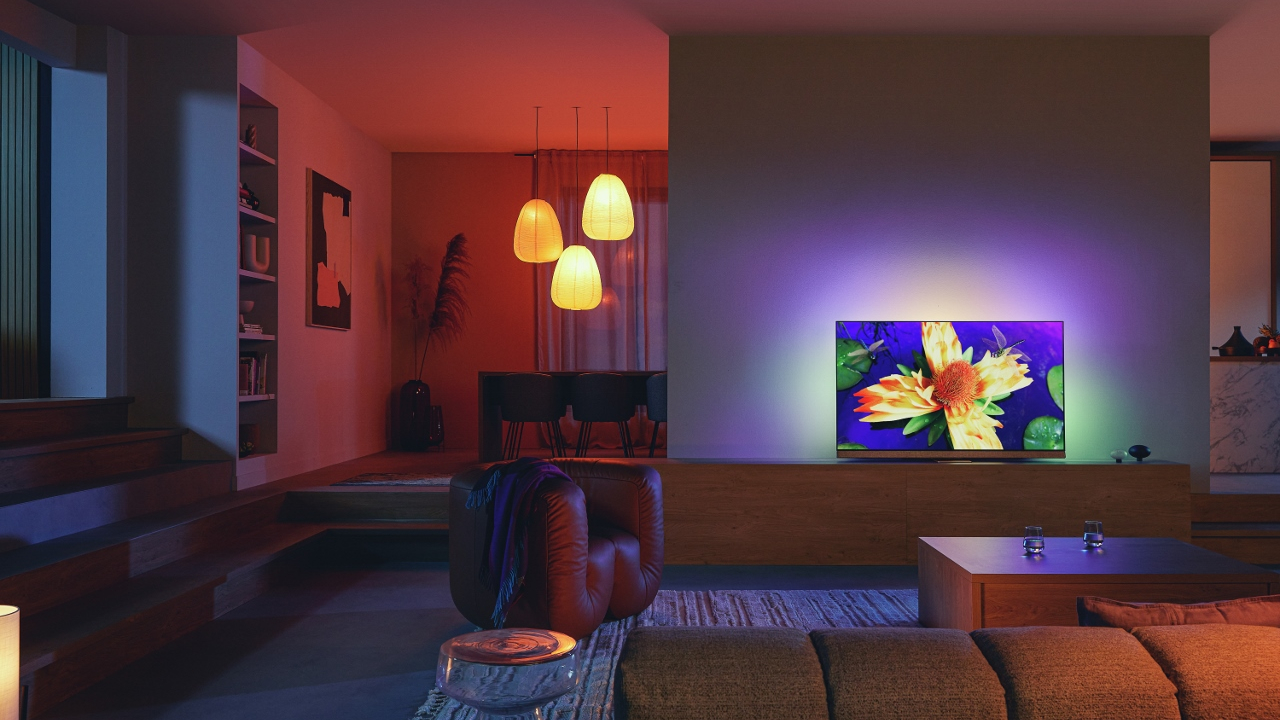 Philips lansează noile TV-uri Ambilight OLED+, soundbar-uri Fidelio și căști cu conducție osoasă