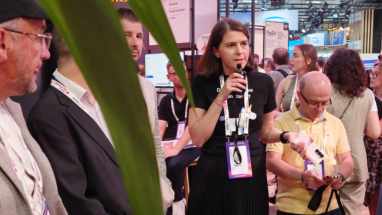 Ana Ciobanu (Orange Fab), Ionuț Gherle (Alpha by Zendra) și Ion Gavrilescu (Field OS) la standul Orange de la Vivatech 2026