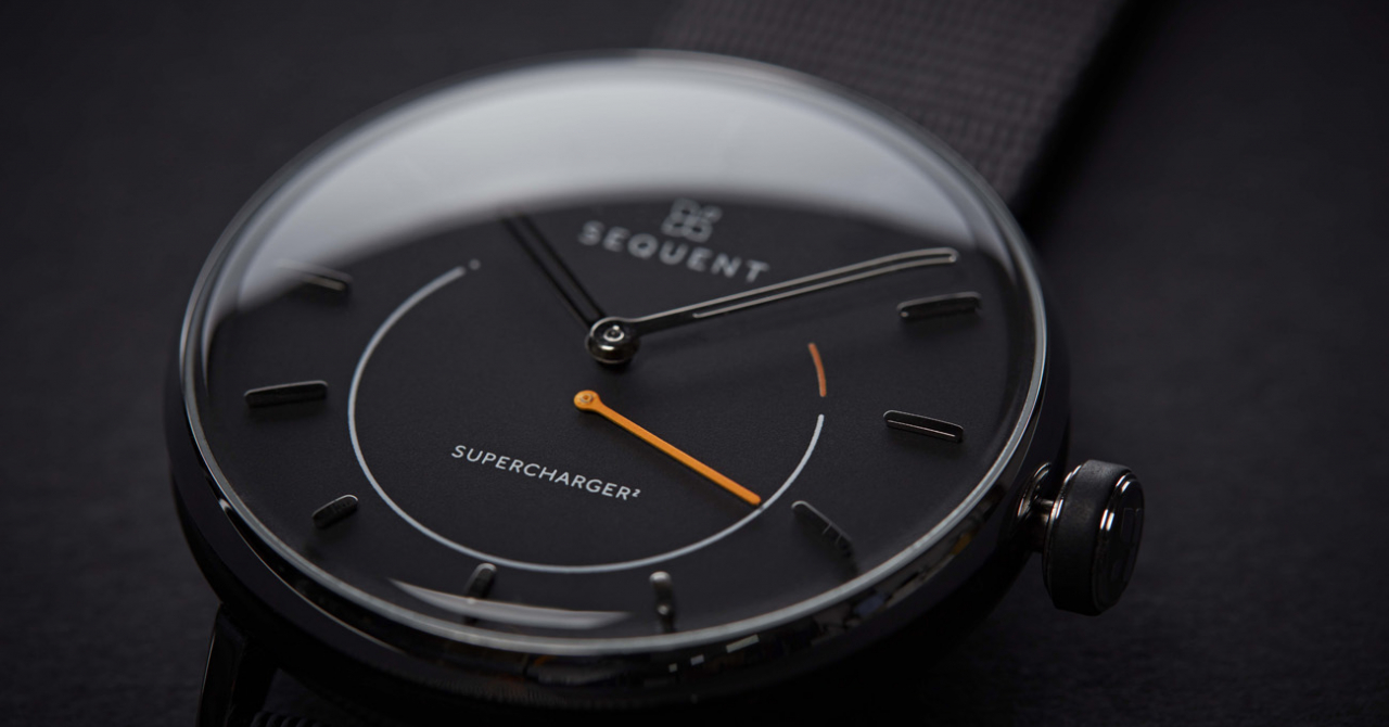 Un startup vinde pe Kickstarter un ceas hibrid care se încarcă singur