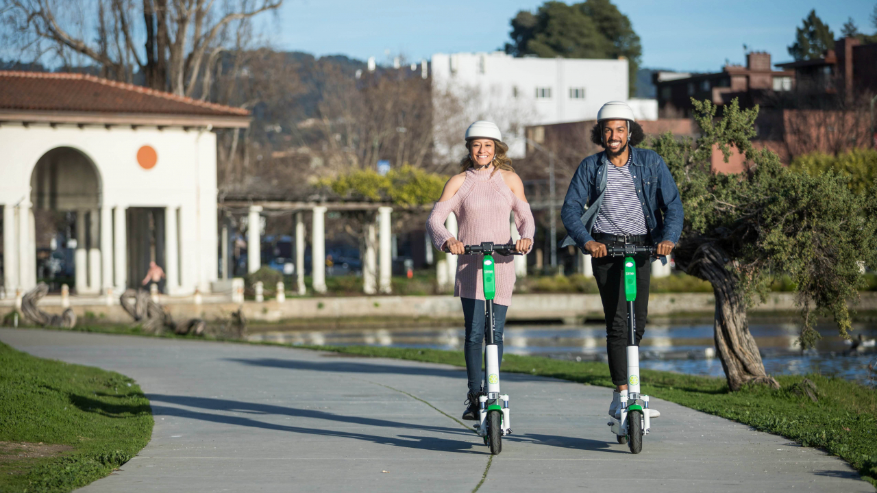 Lime revine în București. Personalul medical are trotinete electrice gratuite