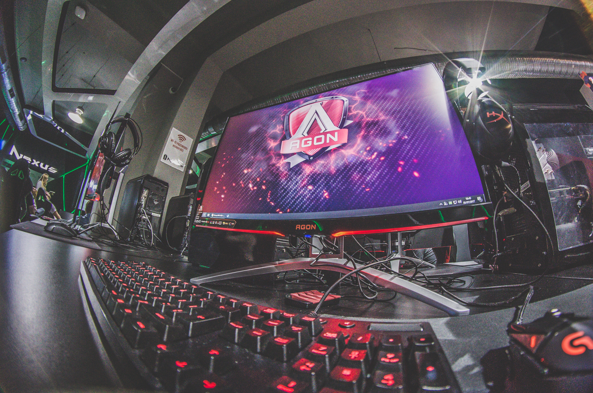 Noile monitoare curbate de la AOC sunt destinate gamerilor