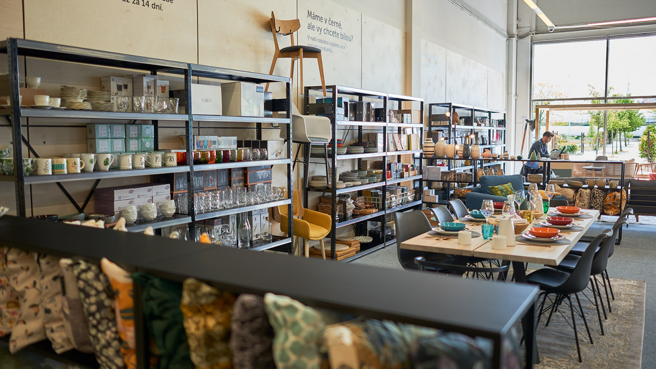 Trenduri de pandemie: și magazinele online deschid reprezentanțe stradale