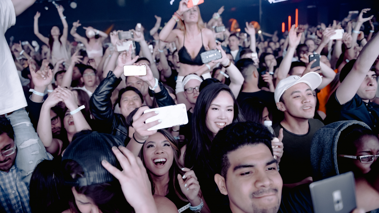 Cât sunt dispuși românii să cheltuie pe un telefon