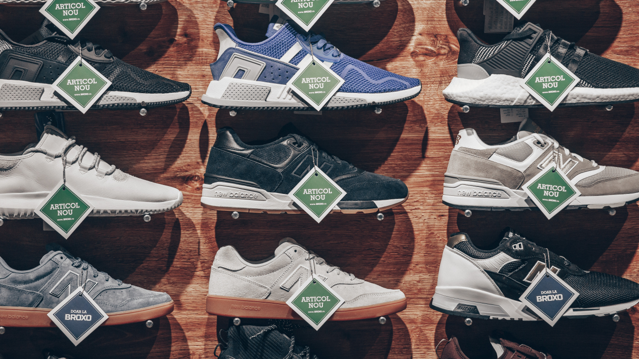 Românul care face jumătate de milion de euro din teniși