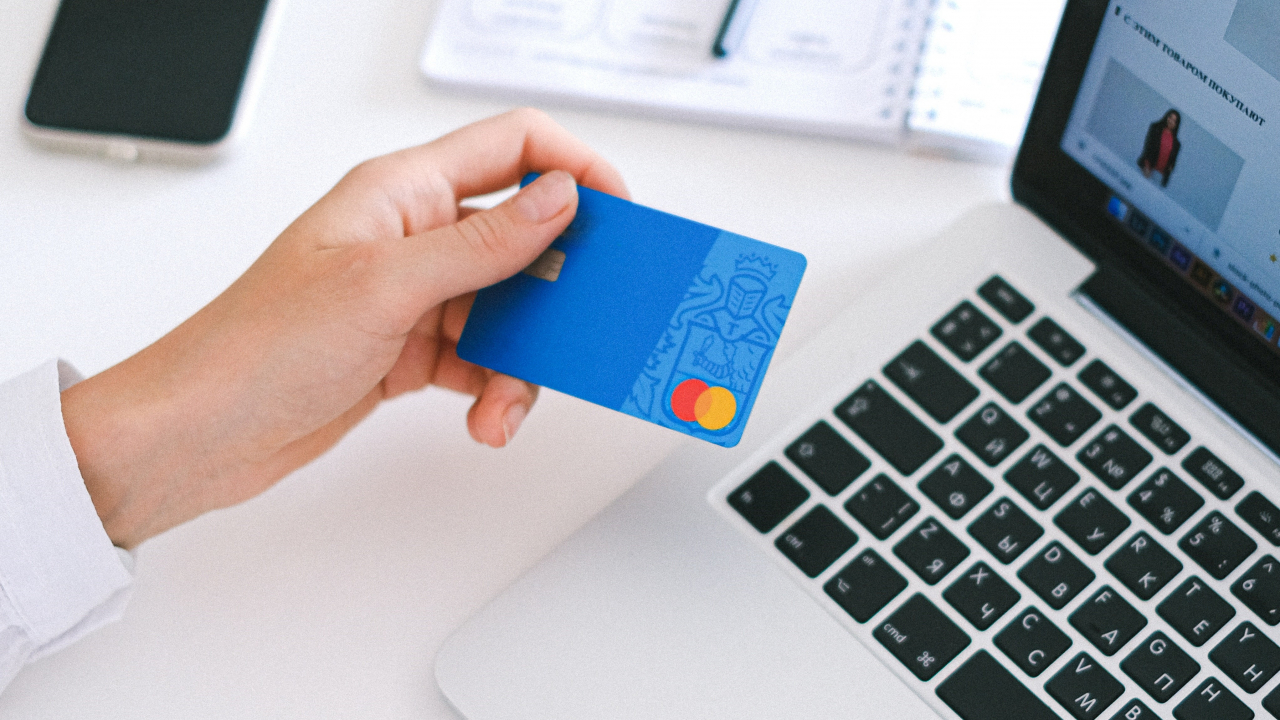 Cumpărăturile s-au mutat pe online: creștere de 50% în 2020