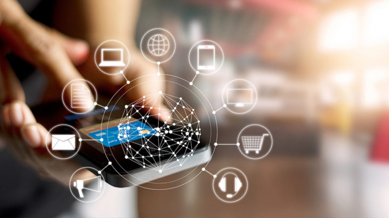 Românii cumpără online, de pe smartphone. Dar ce-și cumpără?