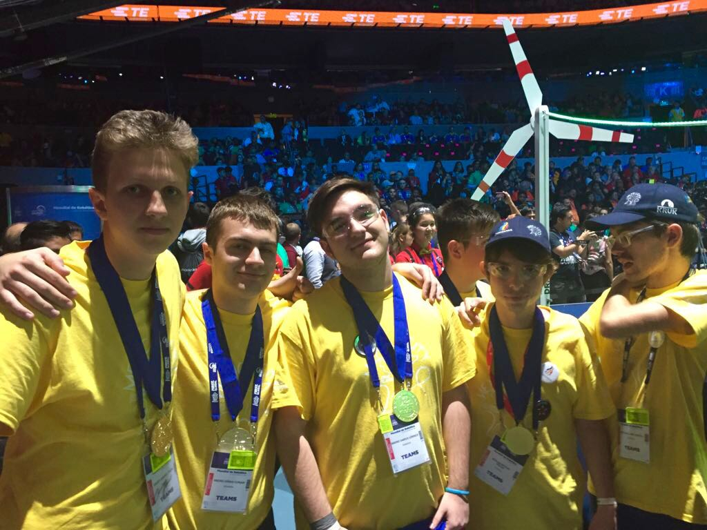 Elevii români care strunesc roboții: aur la FIRST Global Challenge