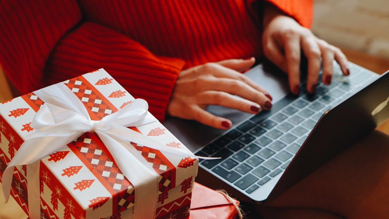 De ce și cum plătesc online românii pe magazinele de fashion?