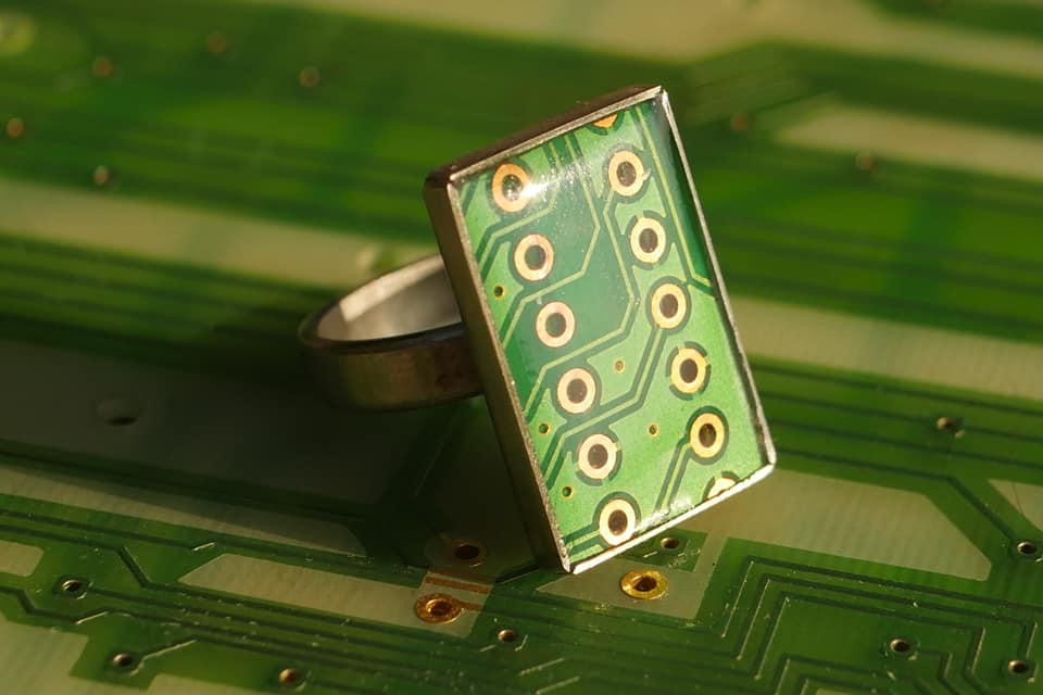 Precious Circuit, românii care fac bijuterii din circuite electronice reciclate
