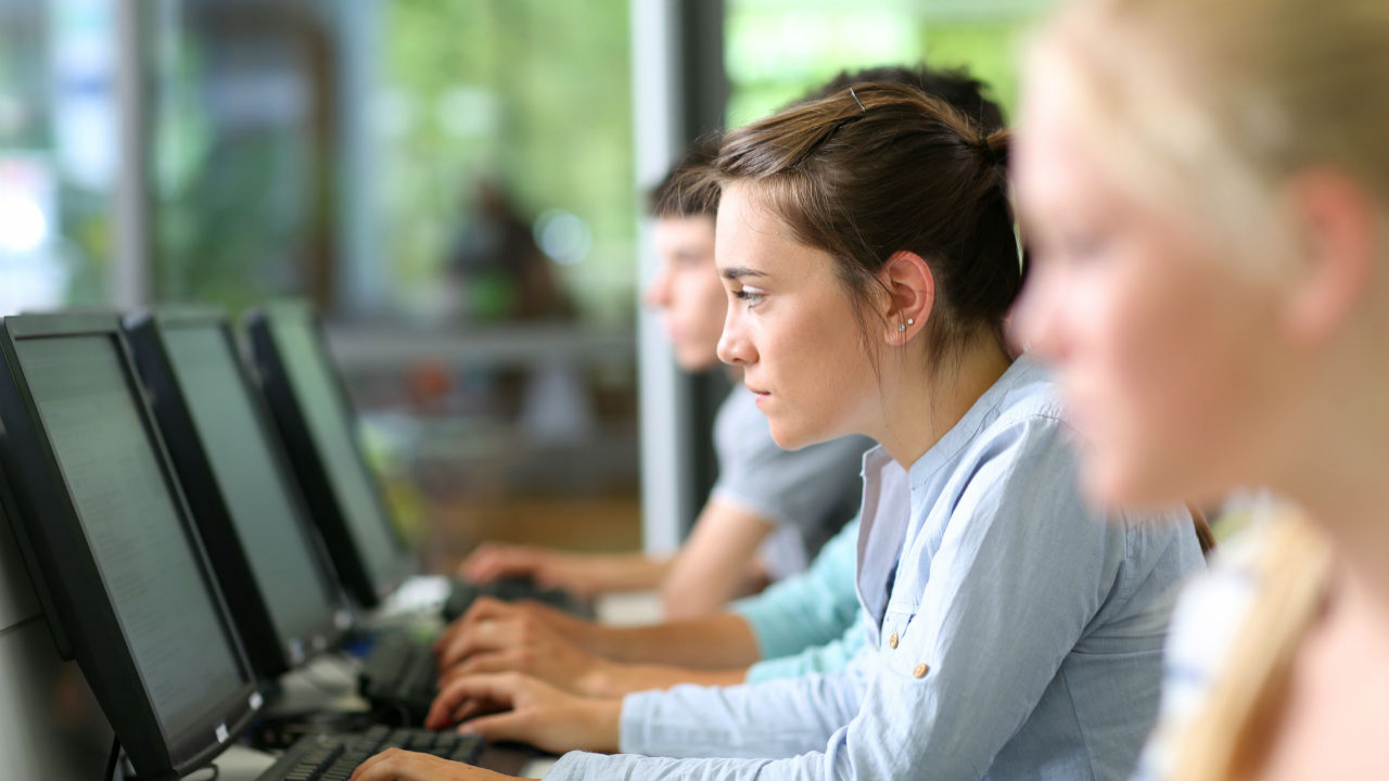 Hackathon pe teme sociale pentru elevii și studenții din București