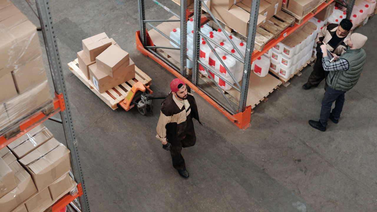 Piața de curierat din România: creștere de 60% în noiembrie față de 2020