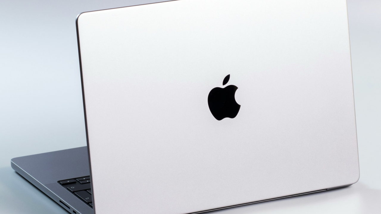 MacBook Ultra ar putea fi amânat după schimbarea planurilor Apple pentru seria M6
