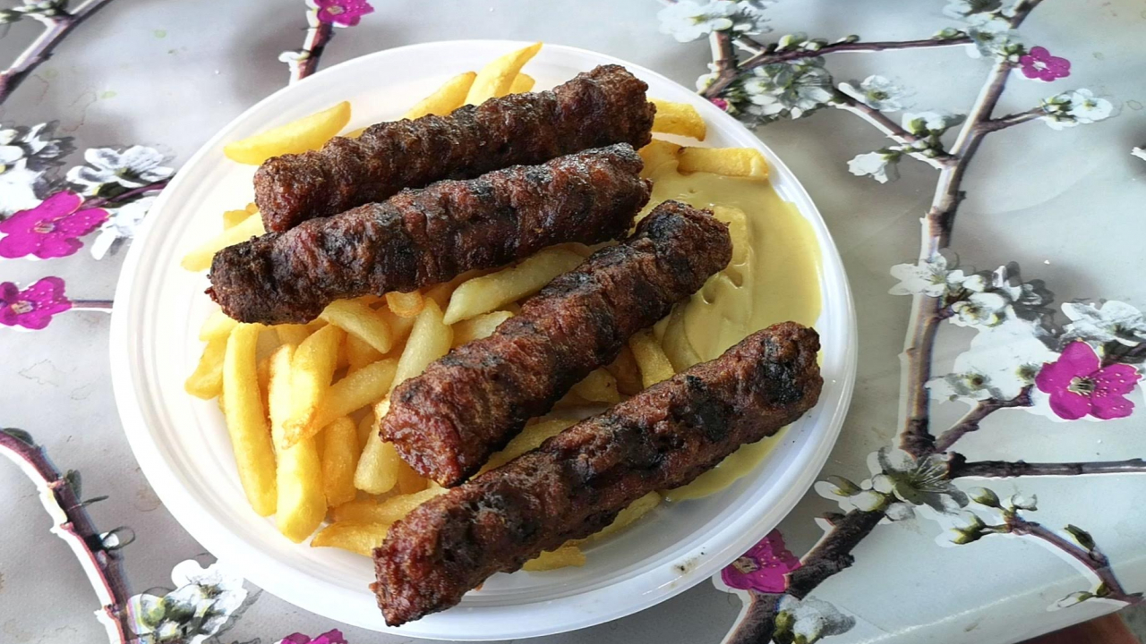 Oser: Mici în vremea burgerului pe timp de festival