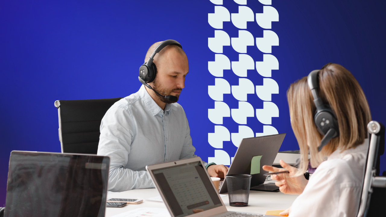 Cum alegi un software Call Center cloud în 2025: Automatizare, AI și omnichannel pentru succes B2B