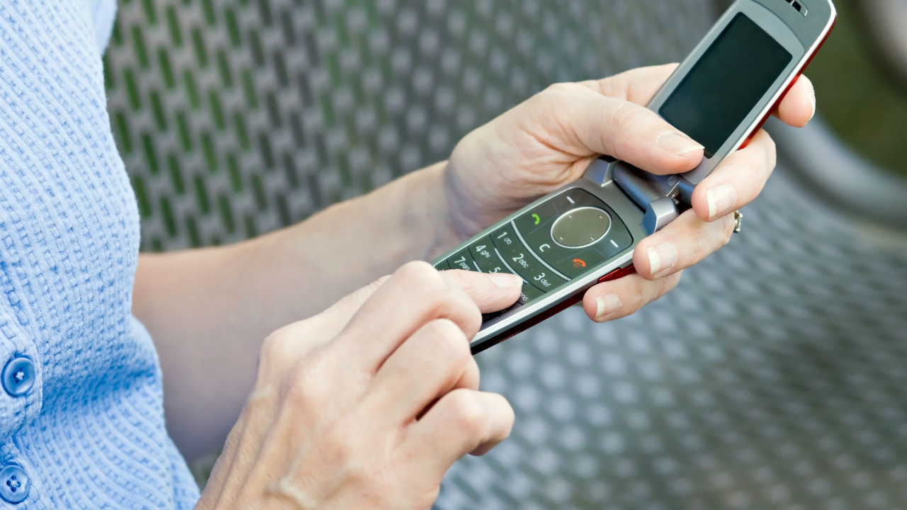 Telefonul cu clapetă se întoarce și are ecran pliabil