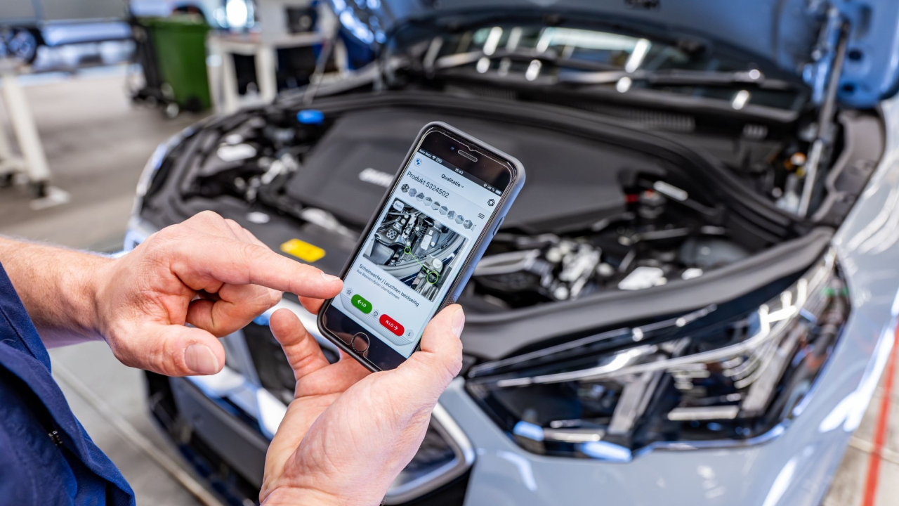 Cum folosește BMW inteligența artificială pentru a optimiza producția în fabrici