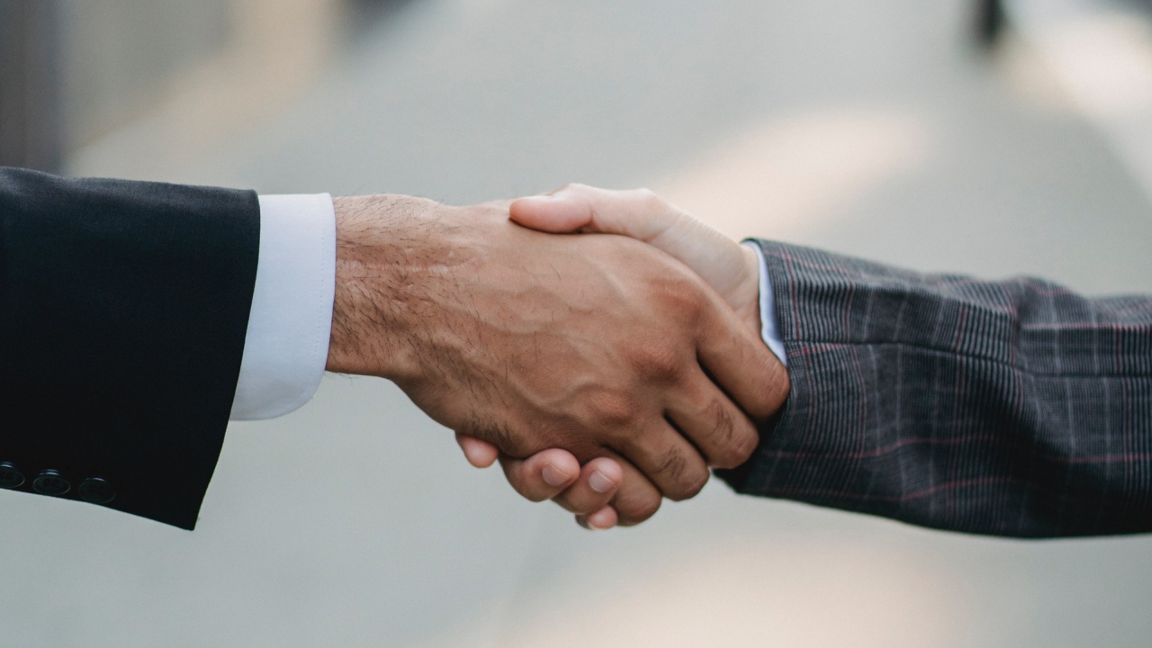 Parteneriat pe piața de eCommerce: evoMAG își va vinde produsele și pe Elefant