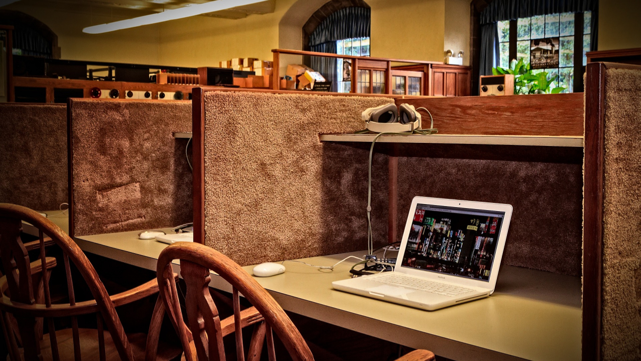 Până la 110.000 de euro pentru IMM-uri care transformă școala de la distanță