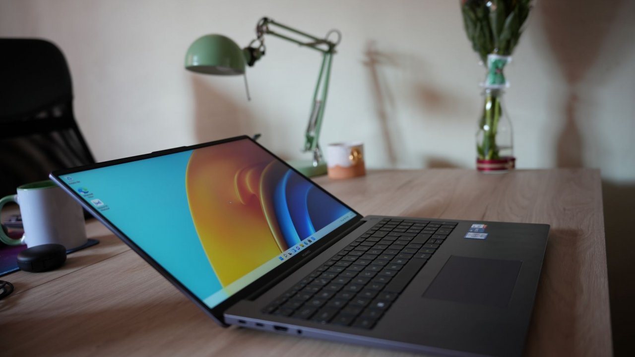 REVIEW HUAWEI MateBook D16: Ideal pentru munca de birou, bun și în deplasări