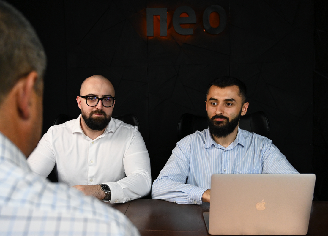 Adrian Niculescu (stânga) și Laurențiu Clenci (dreapta), cofondatori Neo Vision Group
