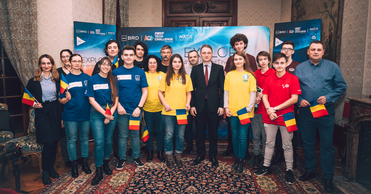 Elevi români pasionați de robotică, schimb educațional la Paris