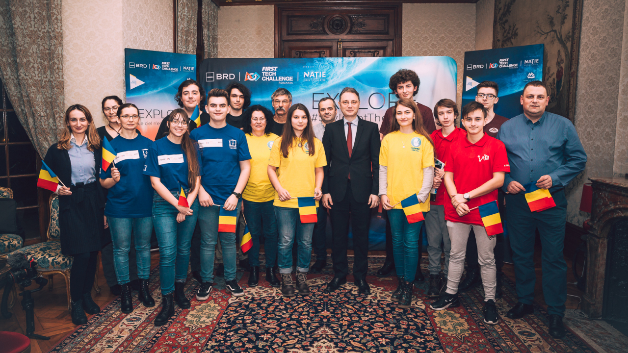 Elevi români pasionați de robotică, schimb educațional la Paris