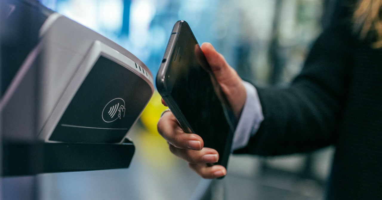 În așteptarea Apple Pay, câți români folosesc plata cu mobilul?   