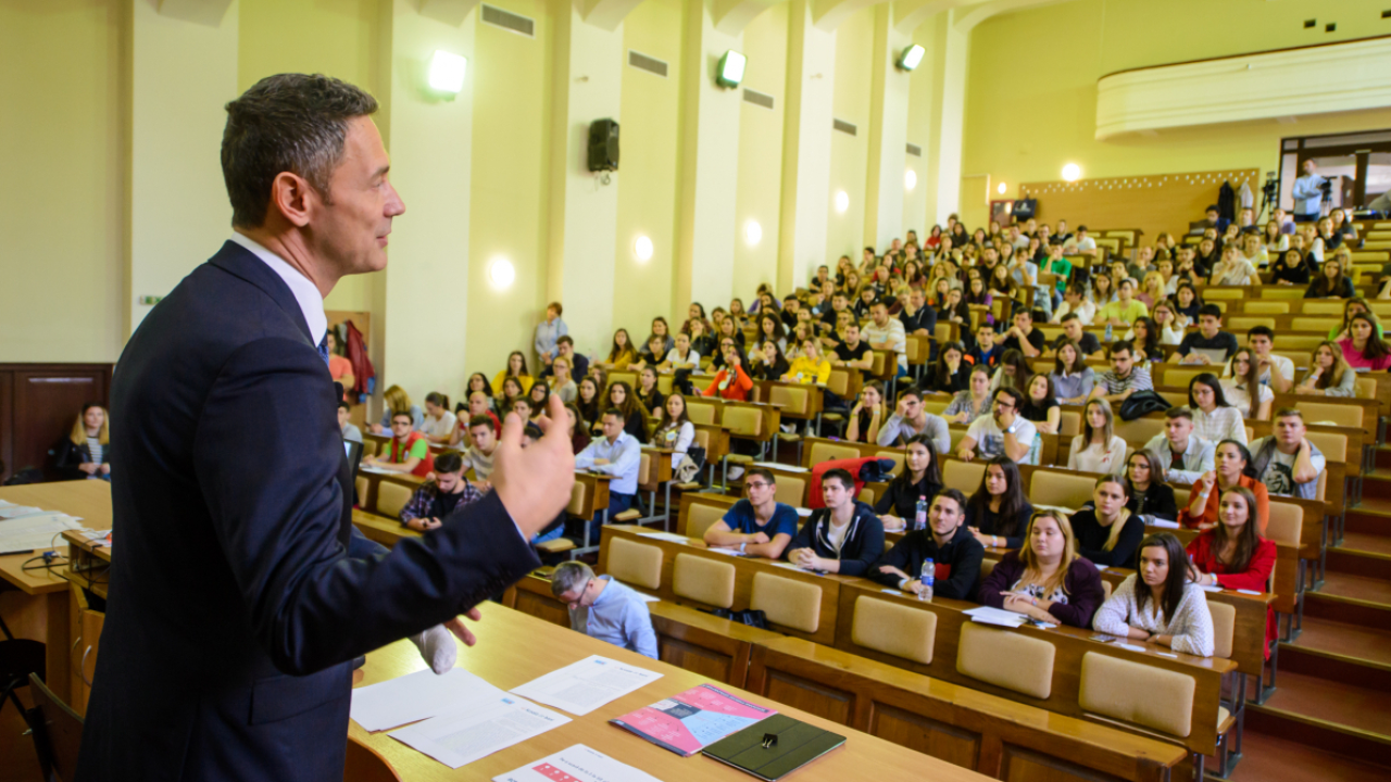 Ateliere gratuite de educație financiară pentru 24.500 de tineri