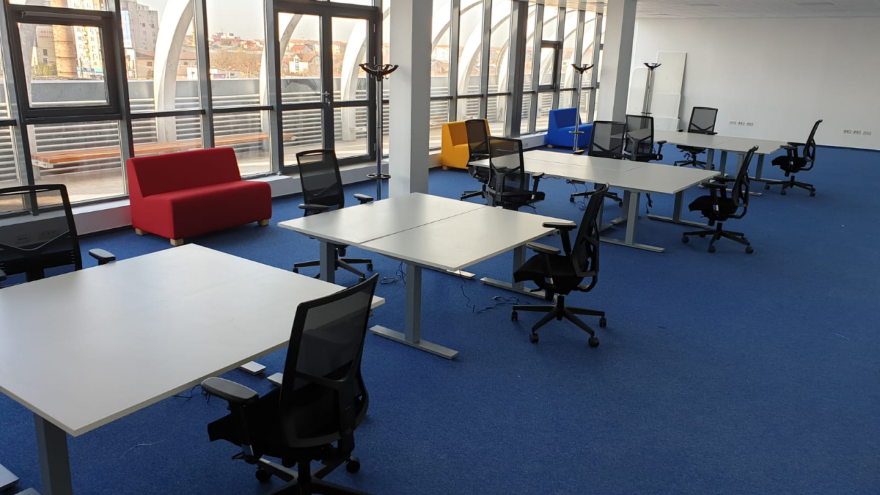 Pandemia a revoluționat munca de acasă - birourile reglabile sunt noul trend